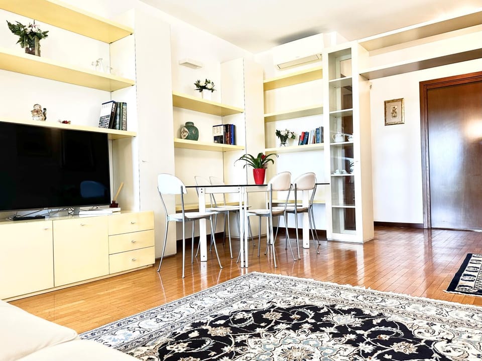 TV and multimedia, Living room, Seating area, Dining area, heating, internet, air conditioner