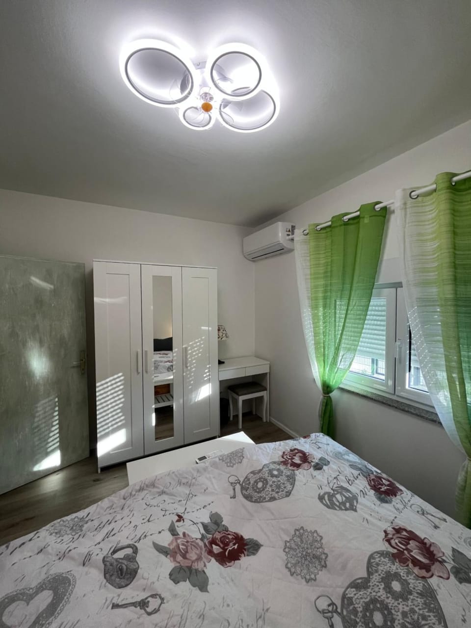 Bed, Photo of the whole room, Bedroom, wardrobe, air conditioner