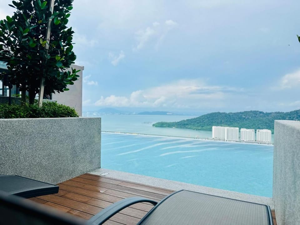 Iconic Regency bayan lepas 42 skypool airport usm 9pax Apartment in Bayan Lepas