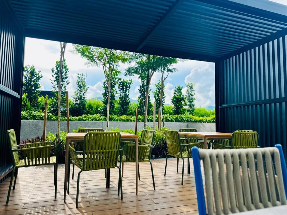 Iconic Regency bayan lepas 42 skypool airport usm 9pax Apartment in Bayan Lepas