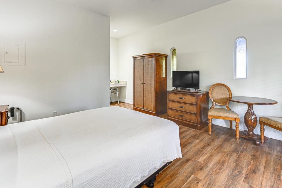 Exclusive 10,000 Islands Access: Naples Studio Apartment in Collier County