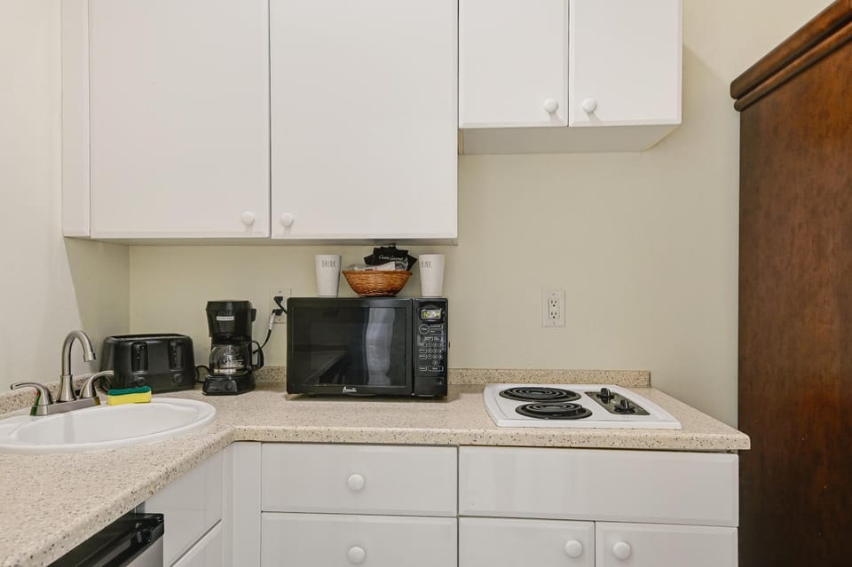 Dock, Pool & Tennis Courts: Naples Resort Retreat! Apartment in Collier County