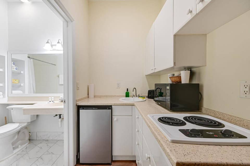 Dock, Pool & Tennis Courts: Naples Resort Retreat! Apartment in Collier County