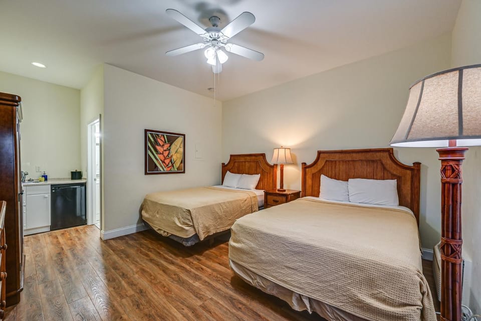 Resort-Style Naples Studio w/ Marina Access! Apartment in Collier County
