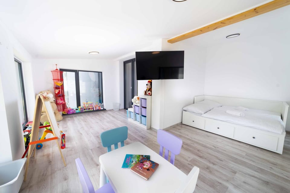 Game Room, TV and multimedia, Photo of the whole room, Kids's club, children