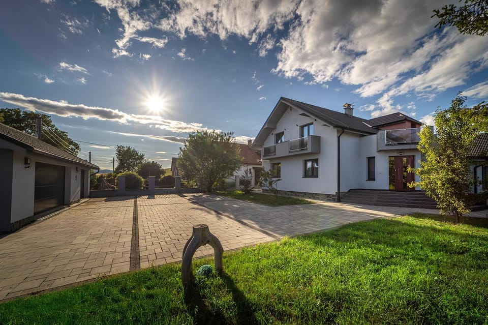 Property building, Neighbourhood