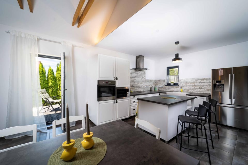 Kitchen or kitchenette, Kitchen or kitchenette, Seating area, Dining area, oven, stove