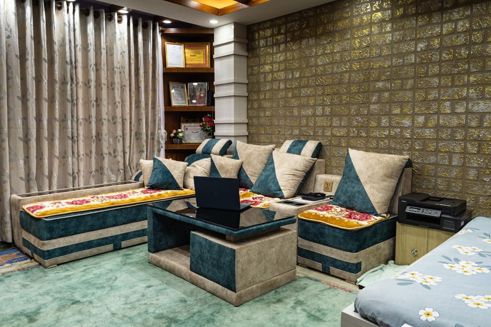 Property building, Living room, Seating area, Breakfast