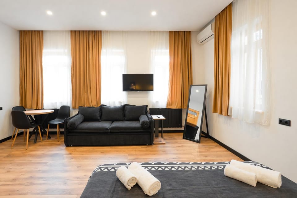 Bed, TV and multimedia, Photo of the whole room, Seating area, Bedroom