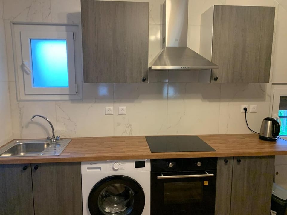 Kitchen or kitchenette, washing machine
