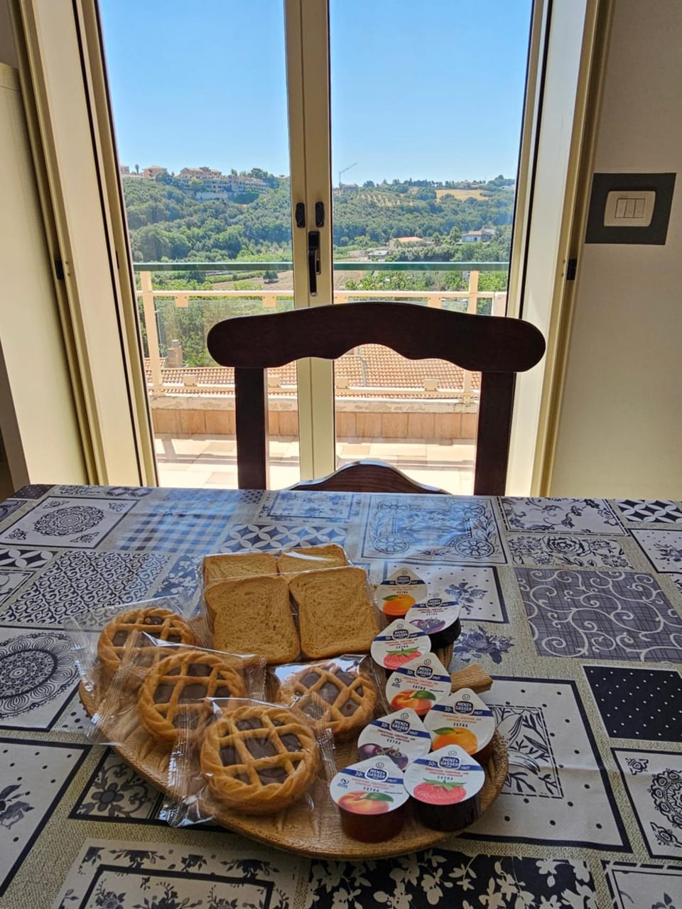 Natural landscape, View (from property/room), Balcony/Terrace, Dining area, Mountain view, Breakfast