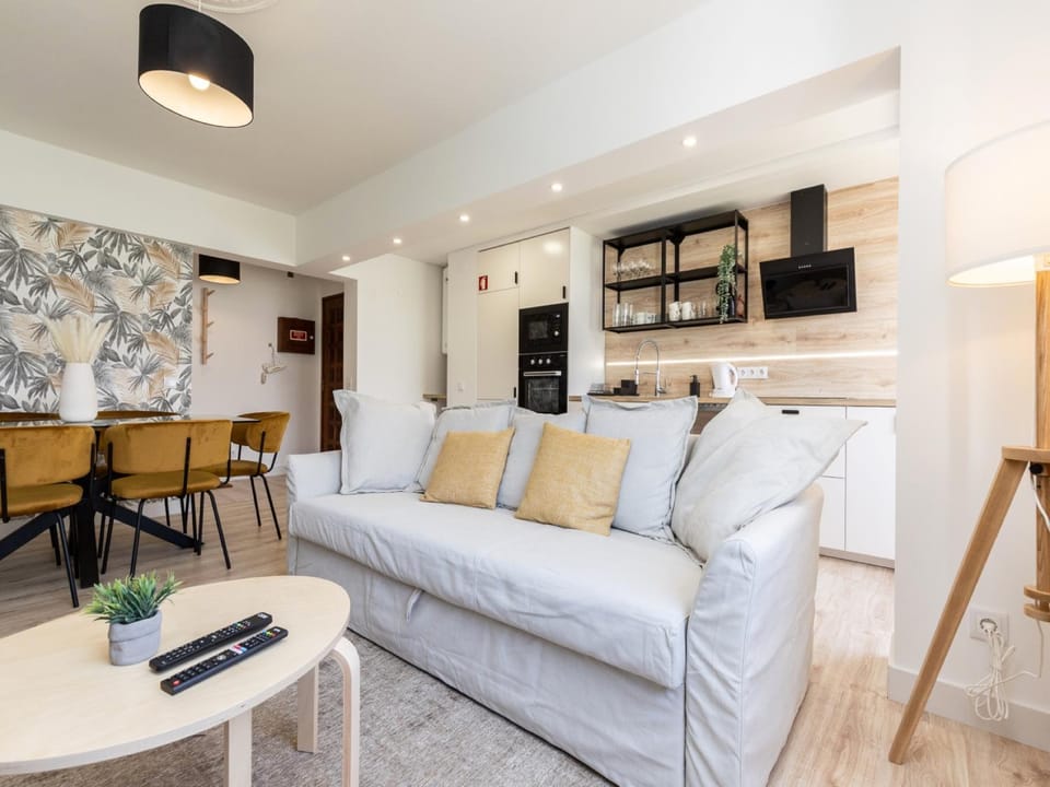 Kitchen or kitchenette, Living room, Seating area, Dining area