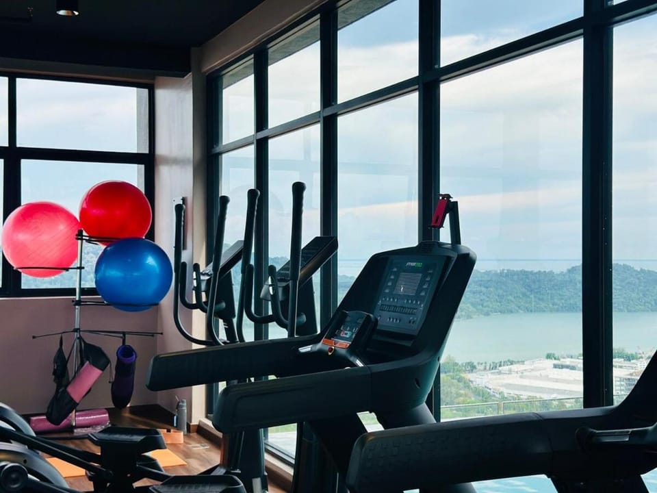 Explore Penang Stay Style w Sky pool Sea airport 9pax Apartment in Bayan Lepas