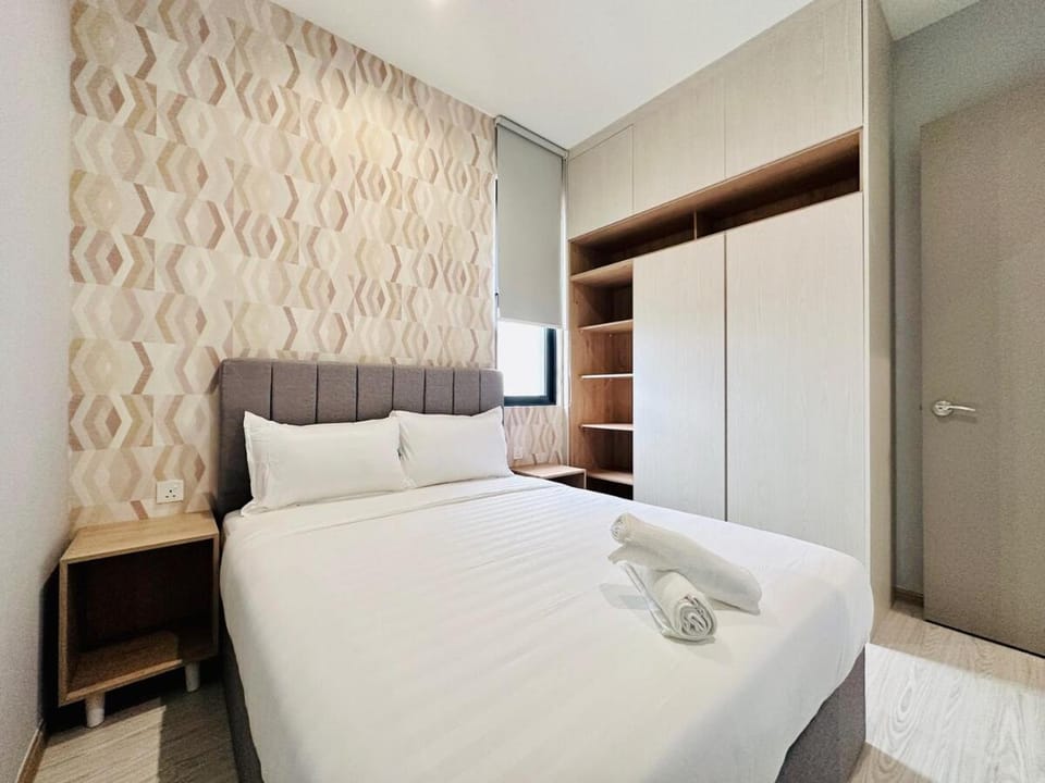Explore Penang Stay Style w Sky pool Sea airport 9pax Apartment in Bayan Lepas