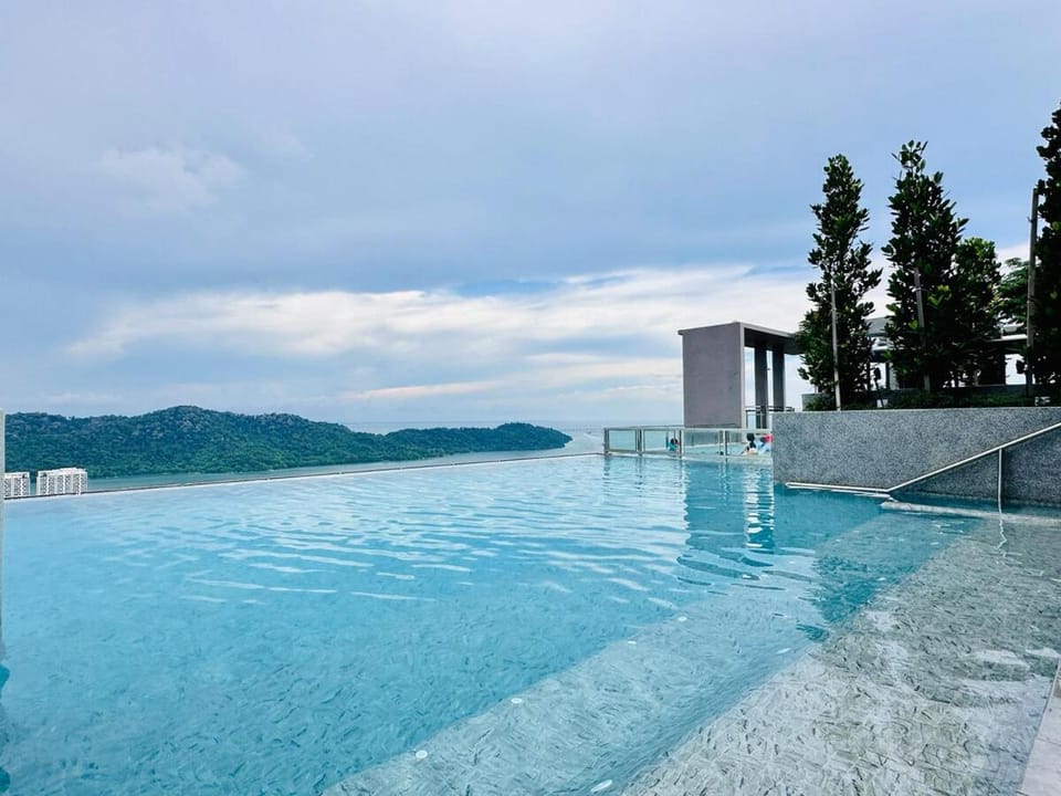 Explore Penang Stay Style w Sky pool Sea airport 9pax Apartment in Bayan Lepas