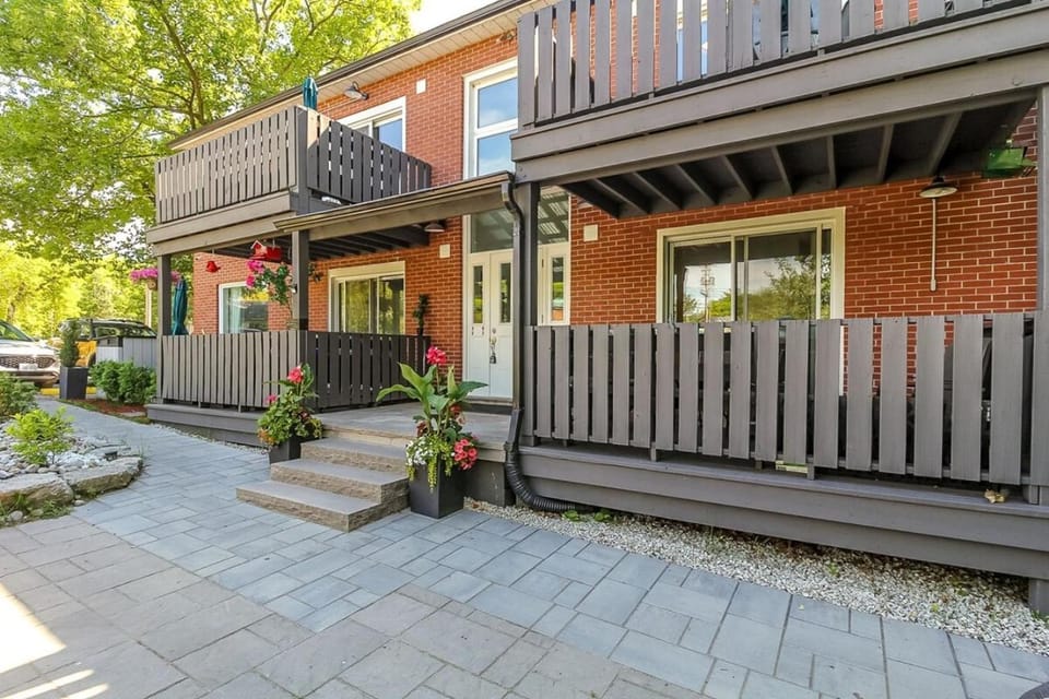 Spacious Second Floor Garden View Apartment Apartment in Wasaga Beach