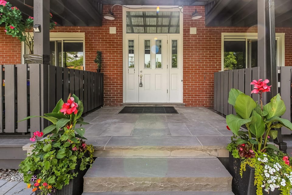 Spacious Second Floor Garden View Apartment Apartment in Wasaga Beach
