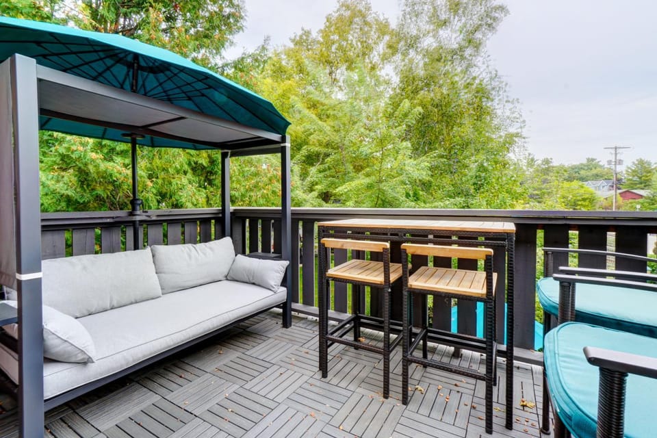 Spacious Second Floor Garden View Apartment Apartment in Wasaga Beach