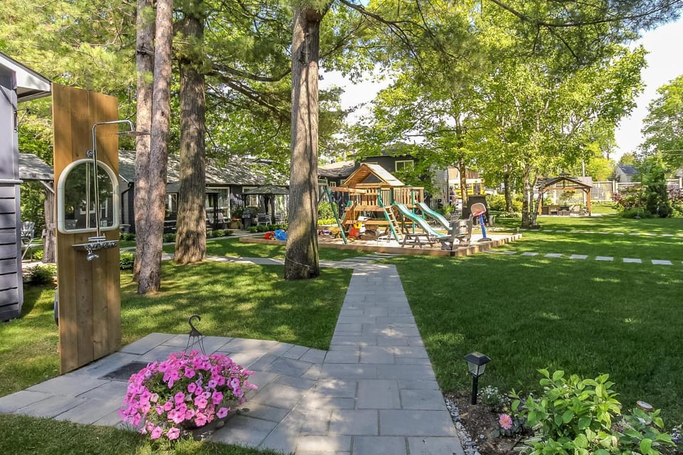 Spacious Second Floor Garden View Apartment Apartment in Wasaga Beach