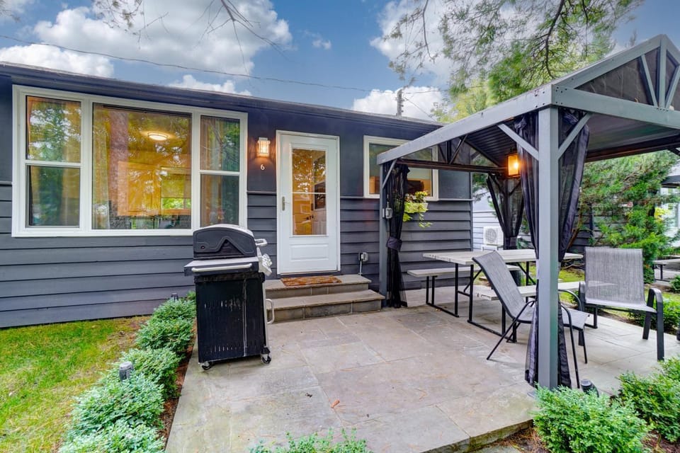 The Cozy Shore Cottage - Large House in Wasaga Beach