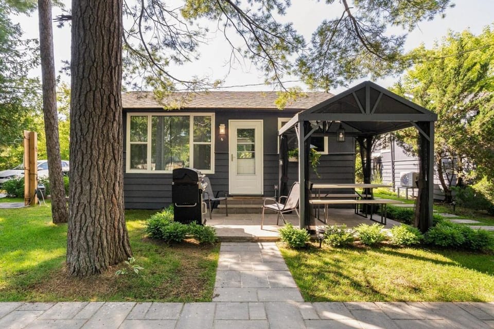 The Cozy Shore Cottage - Large House in Wasaga Beach