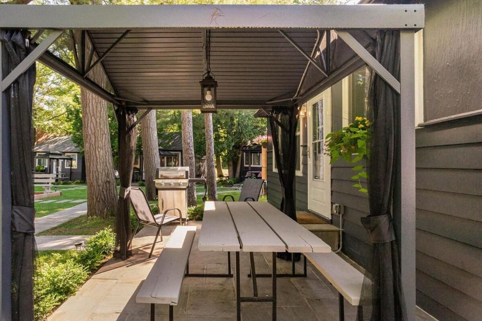 The Cozy Shore Cottage - Large House in Wasaga Beach