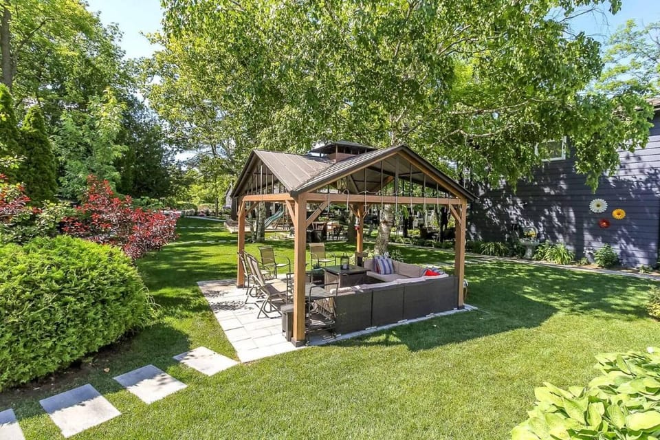 The Cozy Shore Cottage - Standard Attached House in Wasaga Beach