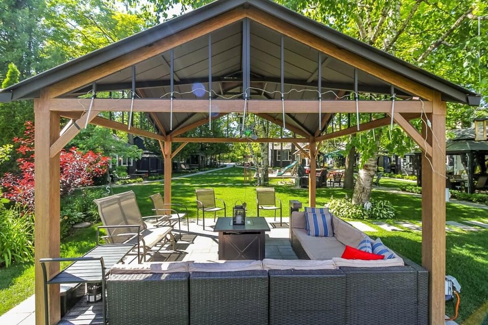 The Cozy Shore Cottage - Standard Single House in Wasaga Beach