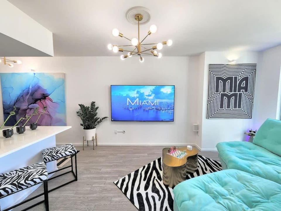 Electric Luxury Downtown Bayfront Brickell Apartment in Miami
