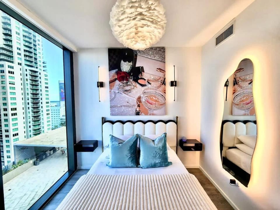Electric Luxury Downtown Bayfront Brickell Apartment in Miami