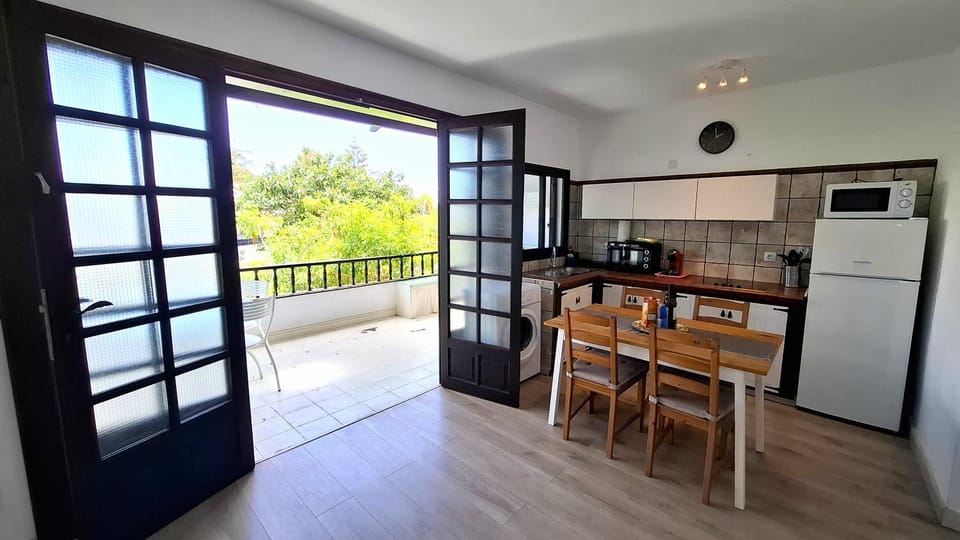 View (from property/room), Balcony/Terrace, Kitchen or kitchenette, Dining area, oven