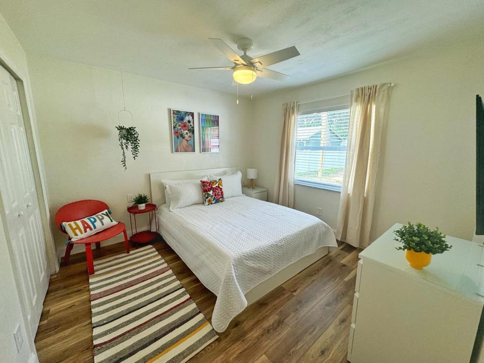 NEW - Amazing Sunshine - Up 6 Guests-Private Backyard Villa in Port Orange