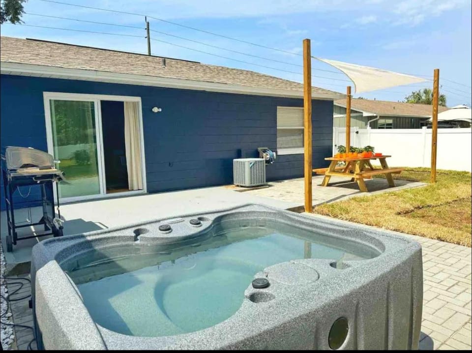 NEW - Amazing Sunshine - Up 6 Guests-Private Backyard Villa in Port Orange
