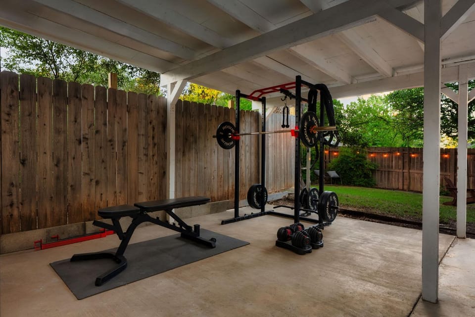 Pool & Hot Tub Luxury Escape Gym & Gameroom House in Round Rock