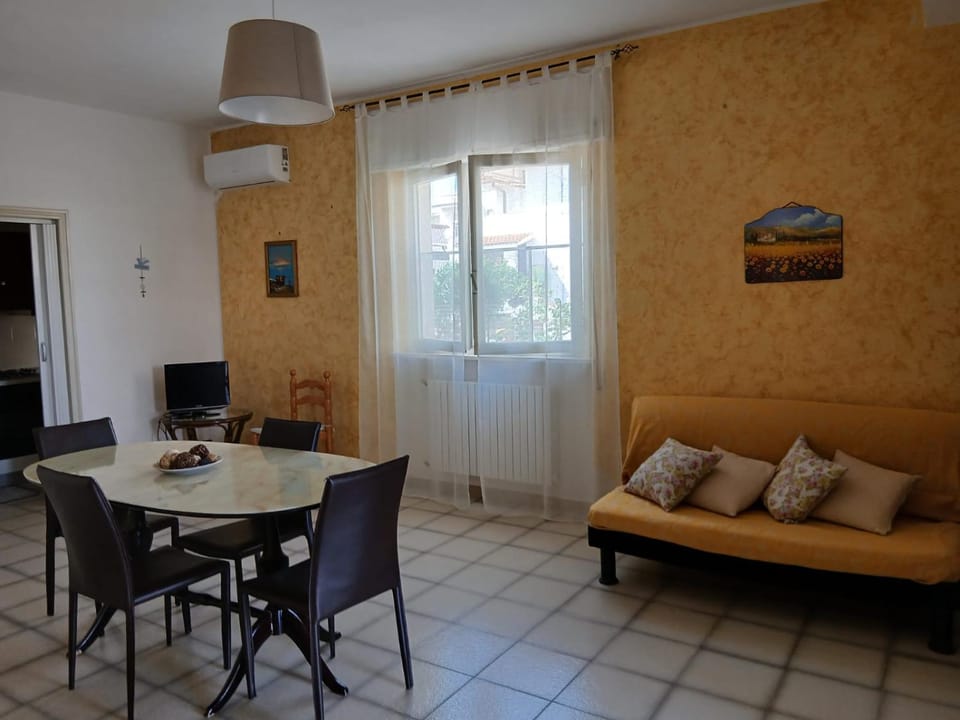 TV and multimedia, Living room, Seating area, Dining area, air conditioner
