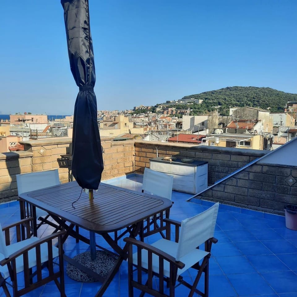 Natural landscape, View (from property/room), Balcony/Terrace, Dining area, City view