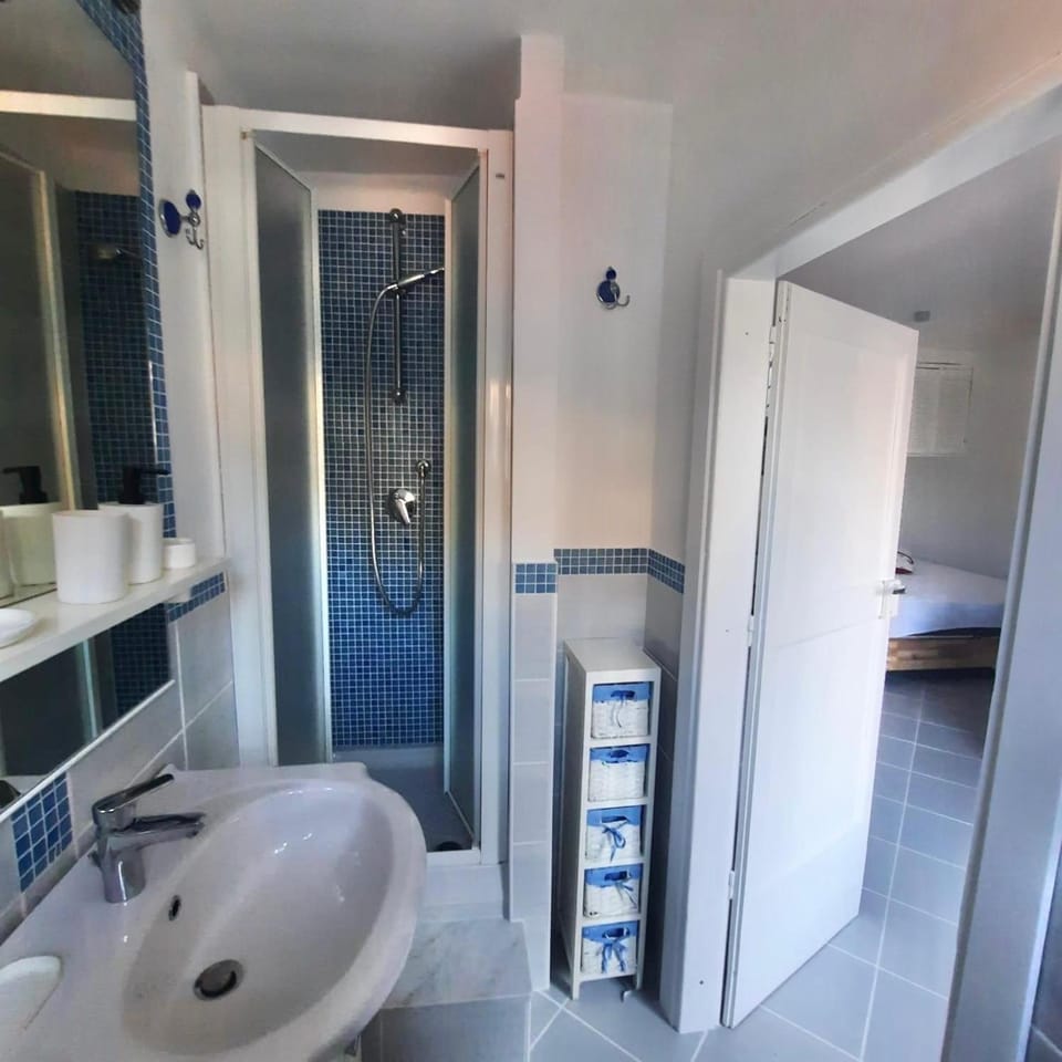 Shower, Bathroom, towels