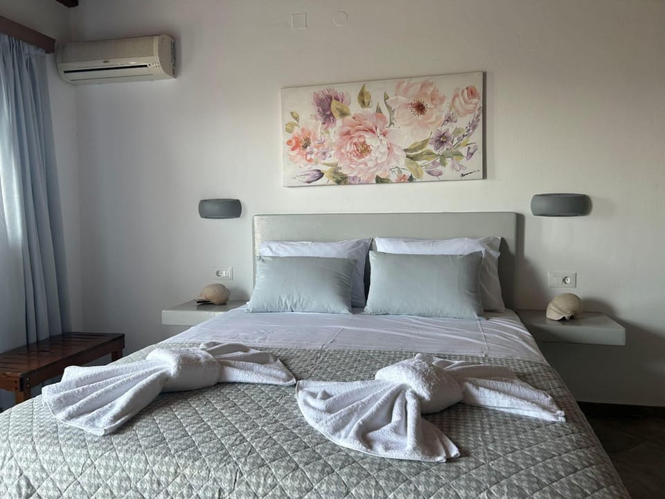 Bed, Photo of the whole room, Bedroom, towels, air conditioner