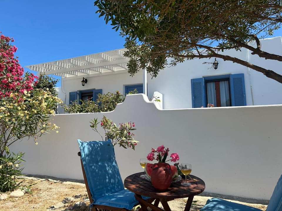 Property building, Patio, Day, Garden, Balcony/Terrace, Seating area, Garden view