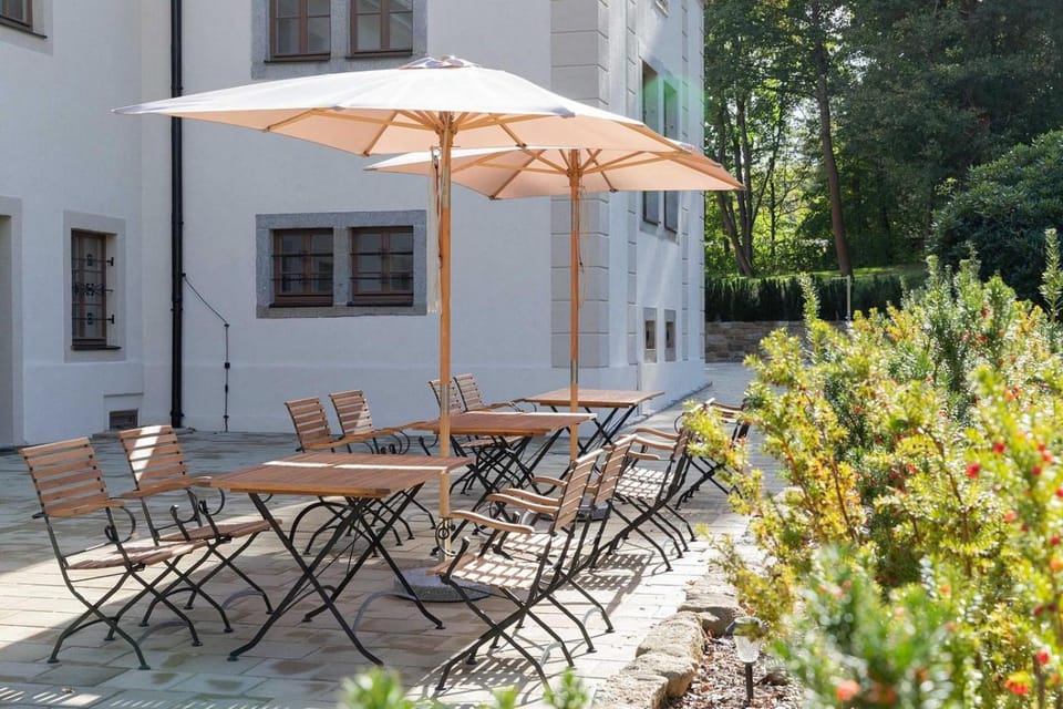 Property building, Patio, Spring, Day, Garden, Garden, Balcony/Terrace, Dining area, Garden view