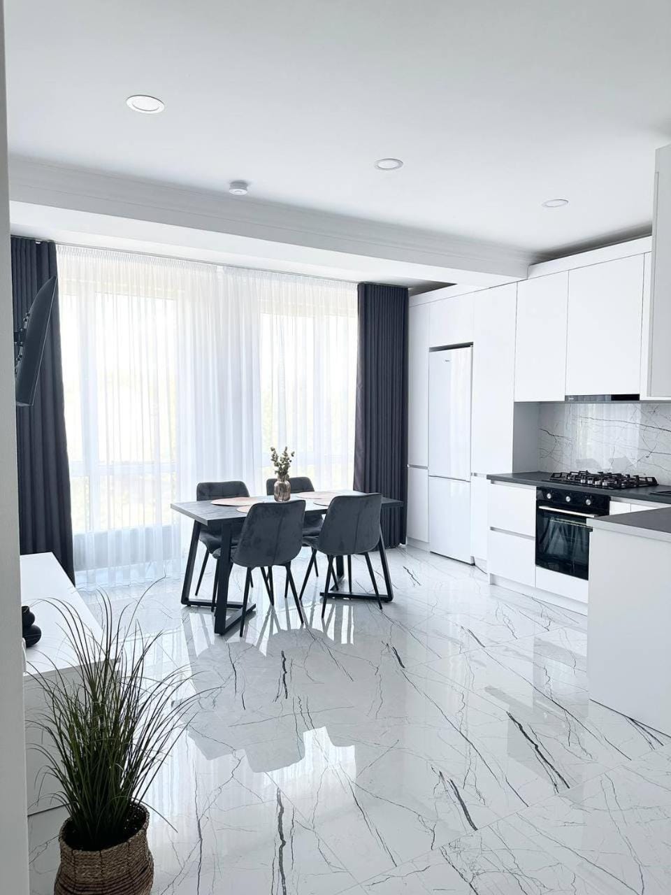 Kitchen or kitchenette, Dining area, oven, stove