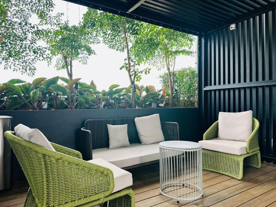 Sky Pool Luxury Sea View Near Penang Airport 9pax Apartment in Bayan Lepas