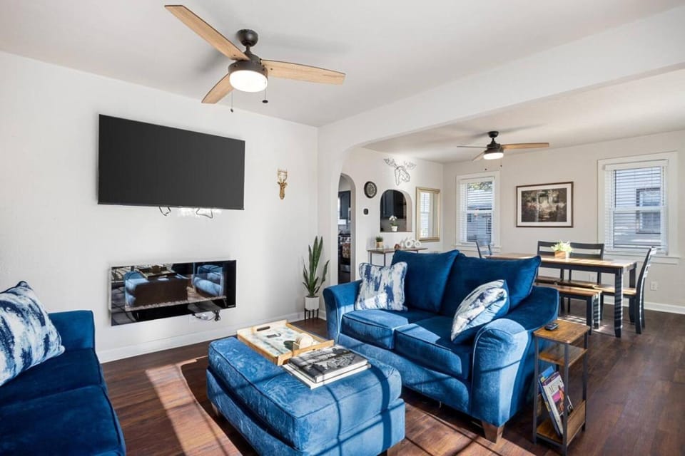 Blue Haven Cottage - Spacious 2BD in the Heights House in Peoria