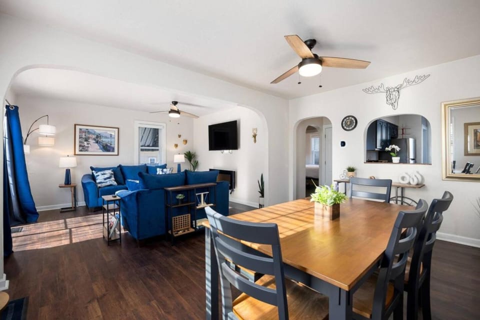 Blue Haven Cottage - Spacious 2BD in the Heights House in Peoria