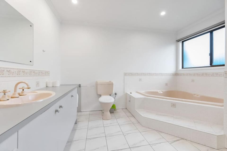 Inverloch Dual Retreat with Spa Bath 400m to Beach House in Inverloch