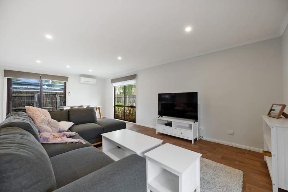 Inverloch Dual Retreat with Spa Bath 400m to Beach House in Inverloch