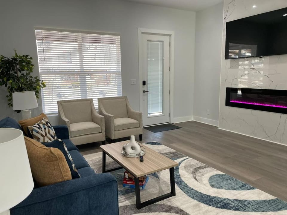 Luxury 4 Bedroom 5 Bath Townhome Downtown Indpls 2226 House in Indianapolis