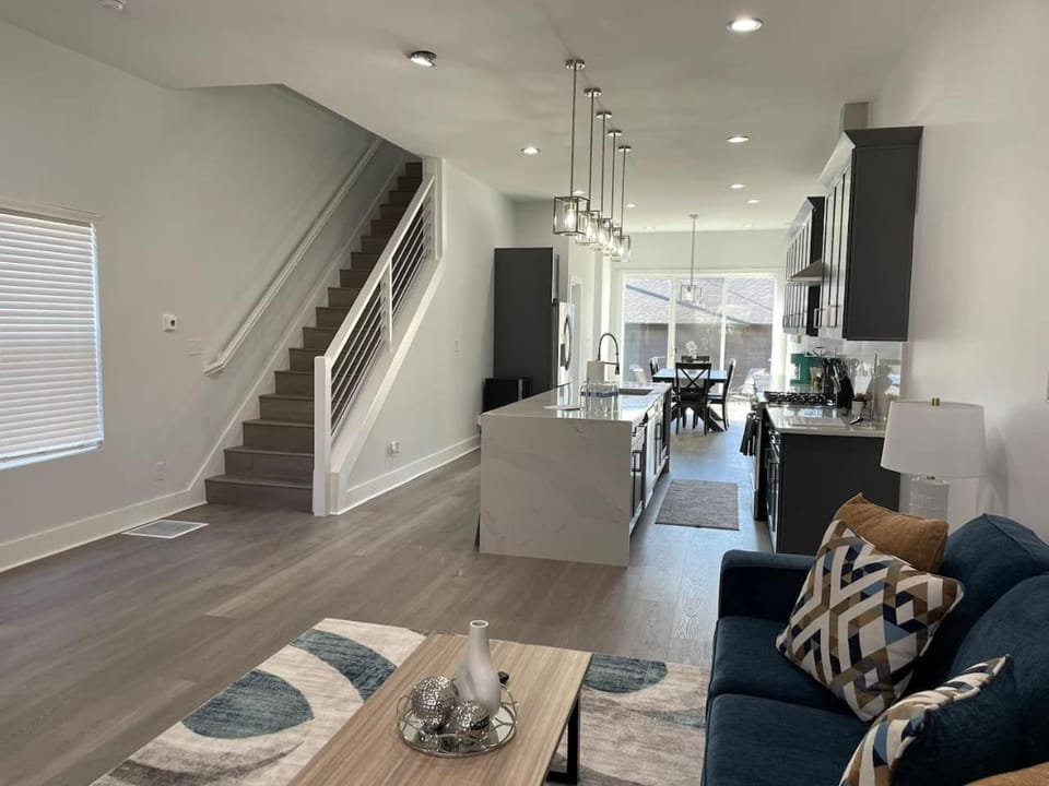 Luxury 4 Bedroom 5 Bath Townhome Downtown Indpls 2226 House in Indianapolis