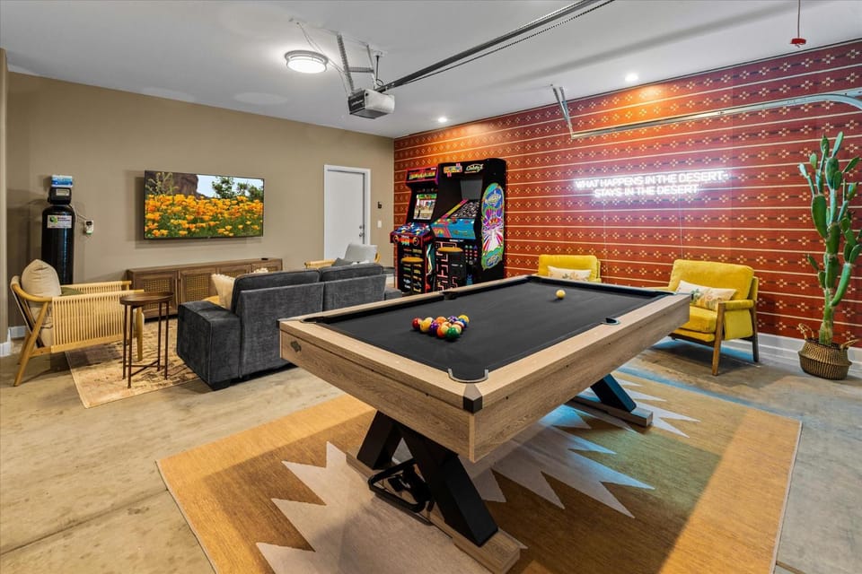 Communal lounge/ TV room, Billiard, Game Room, Decorative detail, Seating area, Evening entertainment