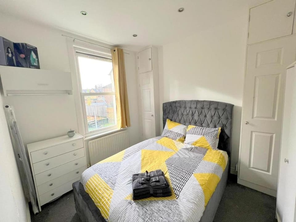 1-bedroom Flat in Sutton Apartment in England